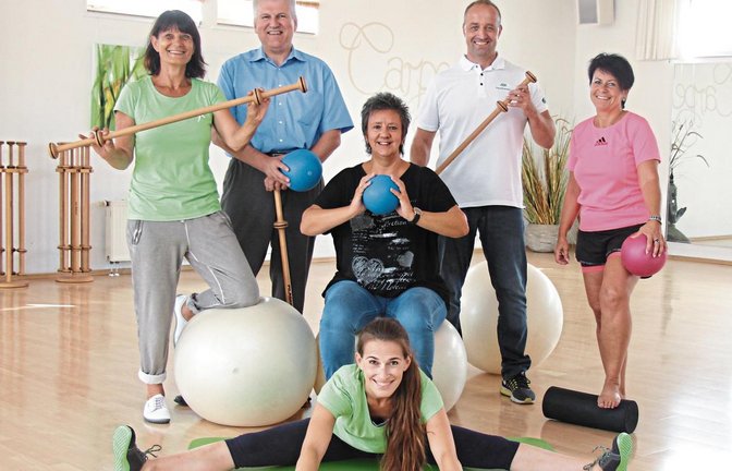 Stehen hinter der Aktion „Aktiv & fit“: (von links) Petra Frech von der Sportschule Gesundheitszentrum Frech, Vaihingens Oberbürgermeister Gerd Maisch, Nina Frech von der Sportschule Gesundheitszentrum Frech, Brigitte Riede vom Kaufhaus Sämann, Klaus Hage von der AOK sowie Petra Max von der Vaihinger Kreiszeitung Foto: Nachreiner