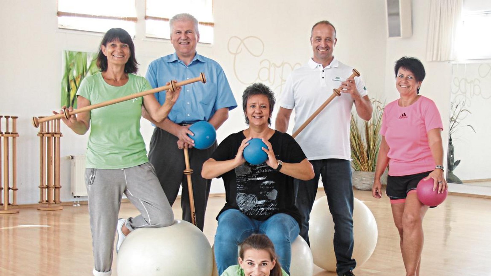 Stehen hinter der Aktion „Aktiv & fit“: (von links) Petra Frech von der Sportschule Gesundheitszentrum Frech, Vaihingens Oberbürgermeister Gerd Maisch, Nina Frech von der Sportschule Gesundheitszentrum Frech, Brigitte Riede vom Kaufhaus Sämann, Klaus Hage von der AOK sowie Petra Max von der Vaihinger Kreiszeitung Foto: Nachreiner Stehen hinter der Aktion „Aktiv & fit“: (von links) Petra Frech von der Sportschule Gesundheitszentrum Frech, Vaihingens Oberbürgermeister Gerd Maisch, Nina Frech von der Sportschule Gesundheitszentrum Frech, Brigitte Riede vom Kaufhaus Sämann, Klaus Hage von der AOK sowie Petra Max von der Vaihinger Kreiszeitung Foto: Nachreiner