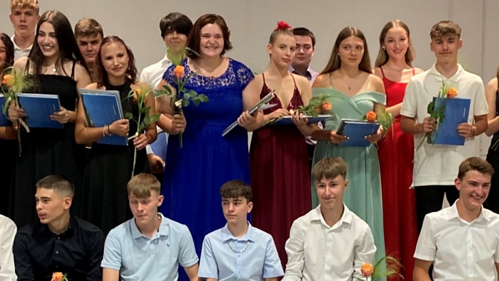 Geschafft: Die Klassen der Kirbachschule feiern ihren Abschluss. Foto: p Geschafft: Die Klassen der Kirbachschule feiern ihren Abschluss. Foto: p