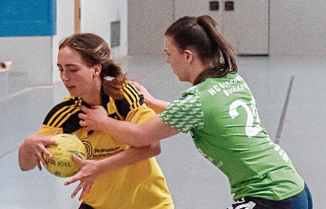 Sonja Wild (links) und die Oberriexingerinnen haben sich lange Zeit gegen den HC Oppenweiler/Backnang III nichts zugetraut. Foto: Leitner
