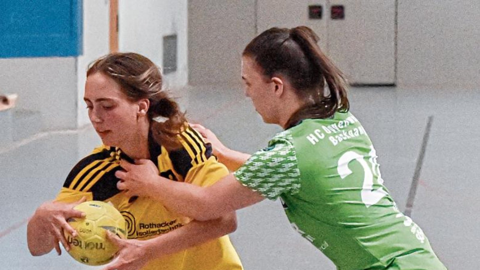 Sonja Wild (links) und die Oberriexingerinnen haben sich lange Zeit gegen den HC Oppenweiler/Backnang III nichts zugetraut. Foto: Leitner