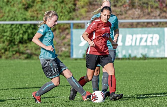 Im Bezirksliga-Derby auf dem Horrheimer Rasenplatz kämpfen Celine Arnoldi (rechts) von der SVH-Reserve und die Torschützin zum 4:0, Laura Siegrist, um den Ball. Foto: Leitner