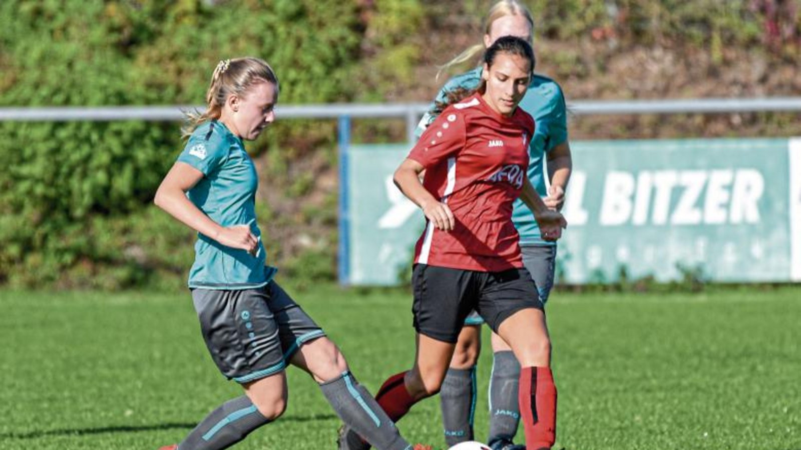 Im Bezirksliga-Derby auf dem Horrheimer Rasenplatz kämpfen Celine Arnoldi (rechts) von der SVH-Reserve und die Torschützin zum 4:0, Laura Siegrist, um den Ball. Foto: Leitner