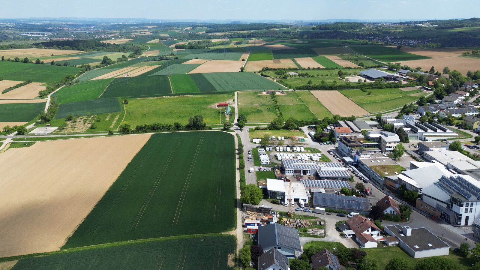 Der Discounter Norma will in Nussdorf bauen. Der Markt soll auf dem dunkelgrünen Acker direkt ans Gewerbegebiet anschließen. Foto: Küppers Der Discounter Norma will in Nussdorf bauen. Der Markt soll auf dem dunkelgrünen Acker direkt ans Gewerbegebiet anschließen. Foto: Küppers