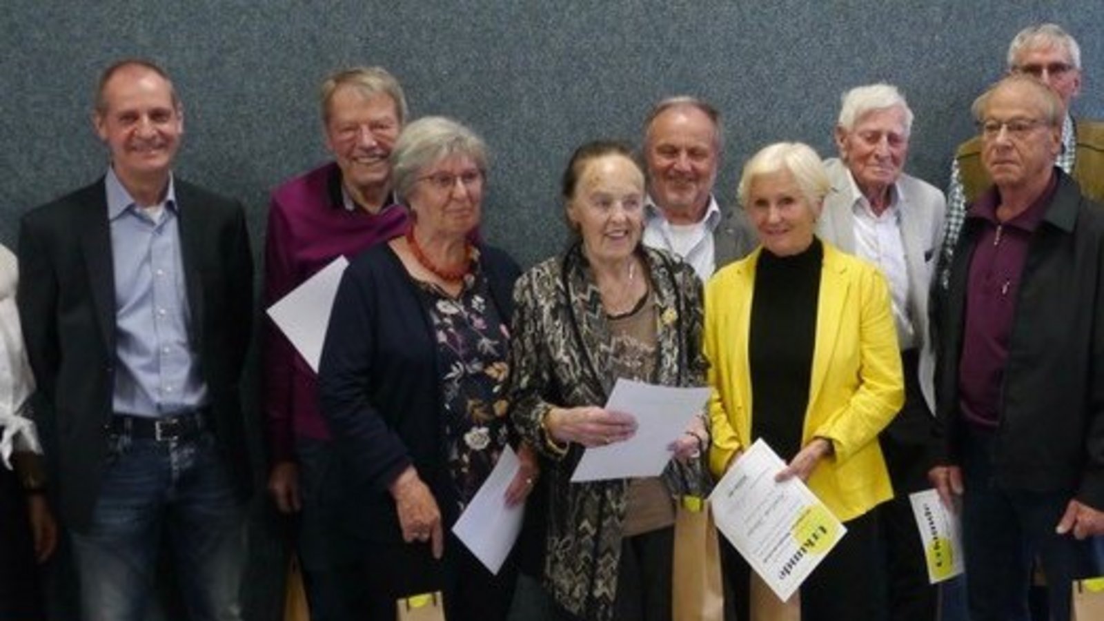Die (ehemalige) Sportwartin Nicole Geiger und der Vorsitzenden Markus Rodi mit den anwesenden Gründungsmitgliedern Rolf Pflüger, Renate Wöhr, Christa Martin, Karl und Linde Böhringer, Hans Strobel, Otto Wöhr und Hans Schurr (von links). Foto: p Die (ehemalige) Sportwartin Nicole Geiger und der Vorsitzenden Markus Rodi mit den anwesenden Gründungsmitgliedern Rolf Pflüger, Renate Wöhr, Christa Martin, Karl und Linde Böhringer, Hans Strobel, Otto Wöhr und Hans Schurr (von links). Foto: p