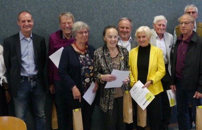 Die (ehemalige) Sportwartin Nicole Geiger und der Vorsitzenden Markus Rodi mit den anwesenden Gründungsmitgliedern Rolf Pflüger, Renate Wöhr, Christa Martin, Karl und Linde Böhringer, Hans Strobel, Otto Wöhr und Hans Schurr (von links). <span class='image-autor'>Foto: p</span>