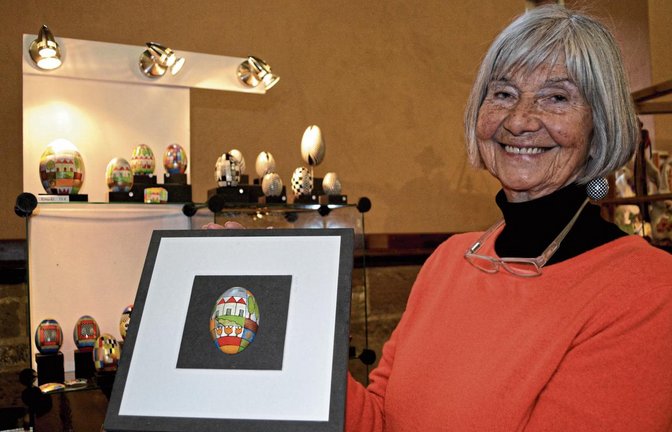 Einzigartig: Eva Schmidt und ihre Eierbilder. Fotos: Stahlfeld