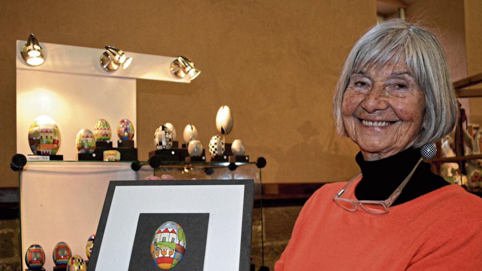 Einzigartig: Eva Schmidt und ihre Eierbilder. Fotos: Stahlfeld Einzigartig: Eva Schmidt und ihre Eierbilder. Fotos: Stahlfeld