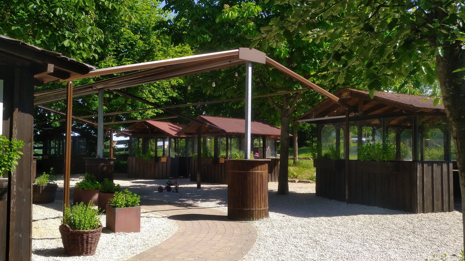 Der Biergarten des Sachsenheimer Restaurants „Holderbüschle“ lockt mit Sonne und Schatten unter Bäumen. Nach der Isak-Insolvenz hat ein neuer Besitzer übernommen. Fotos: Küppers Der Biergarten des Sachsenheimer Restaurants „Holderbüschle“ lockt mit Sonne und Schatten unter Bäumen. Nach der Isak-Insolvenz hat ein neuer Besitzer übernommen. Fotos: Küppers