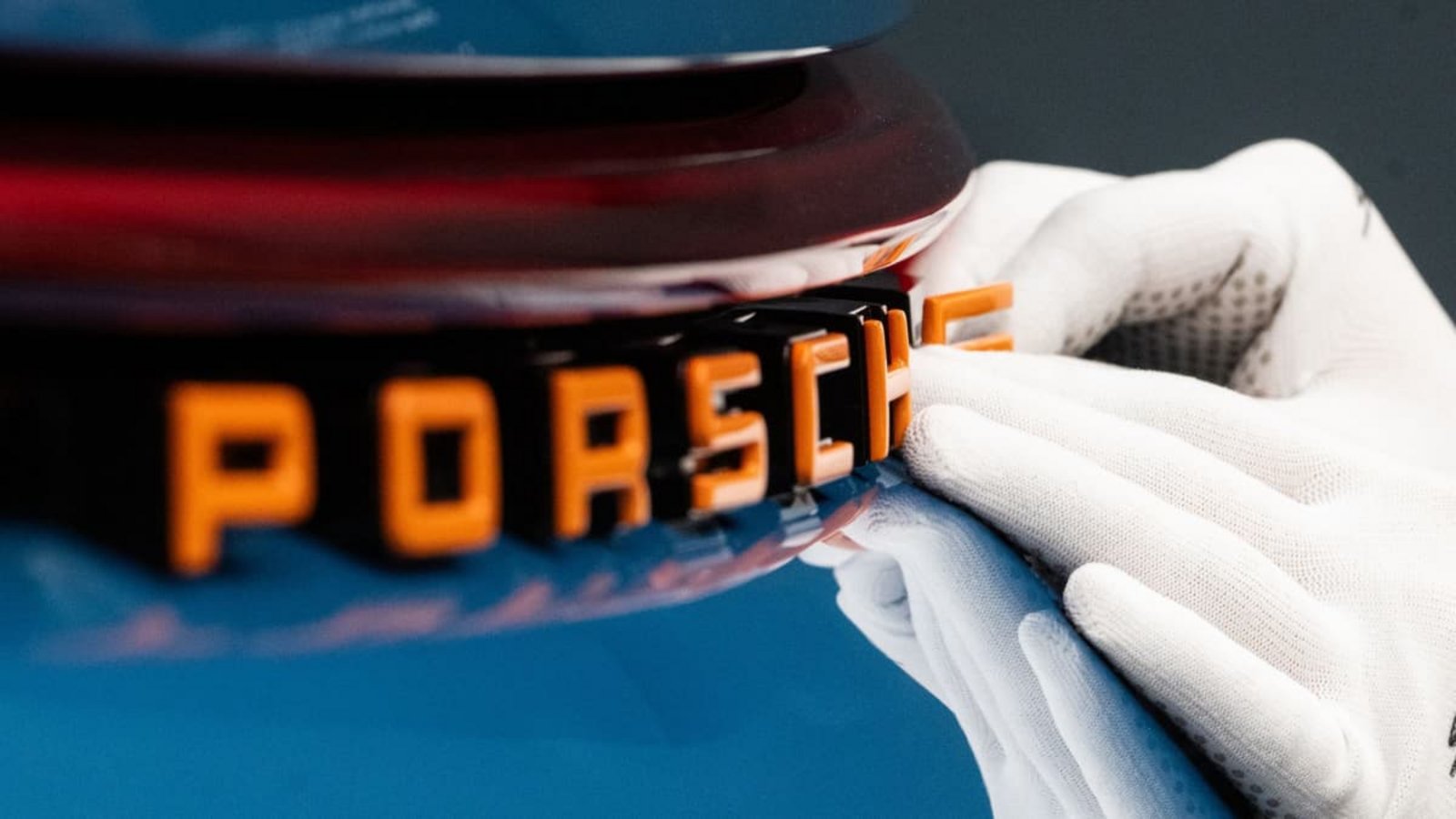 Porsche macht etwas weniger Umsatz als erwartet, verdient operativ aber wieder Geld (Archivbild)Marijan Murat/dpa