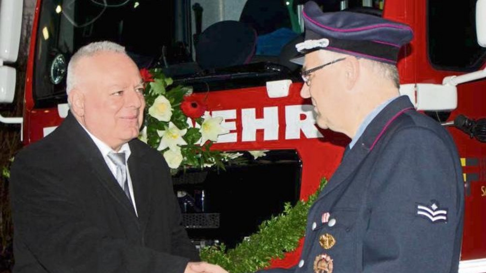 Bürgermeister Horst Fiedler (links) übergibt das neue Löschfahrzeug. Foto: Friedrich Bürgermeister Horst Fiedler (links) übergibt das neue Löschfahrzeug. Foto: Friedrich