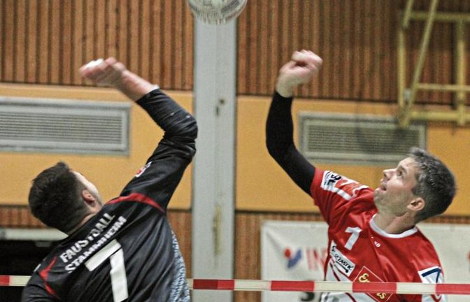 TVV-Hauptangreifer Kolja Meyer (rechts) hat im Block gegen Maximilian Gayer nicht immer seine Größenvorteile ausspielen können. Foto: Nachreiner