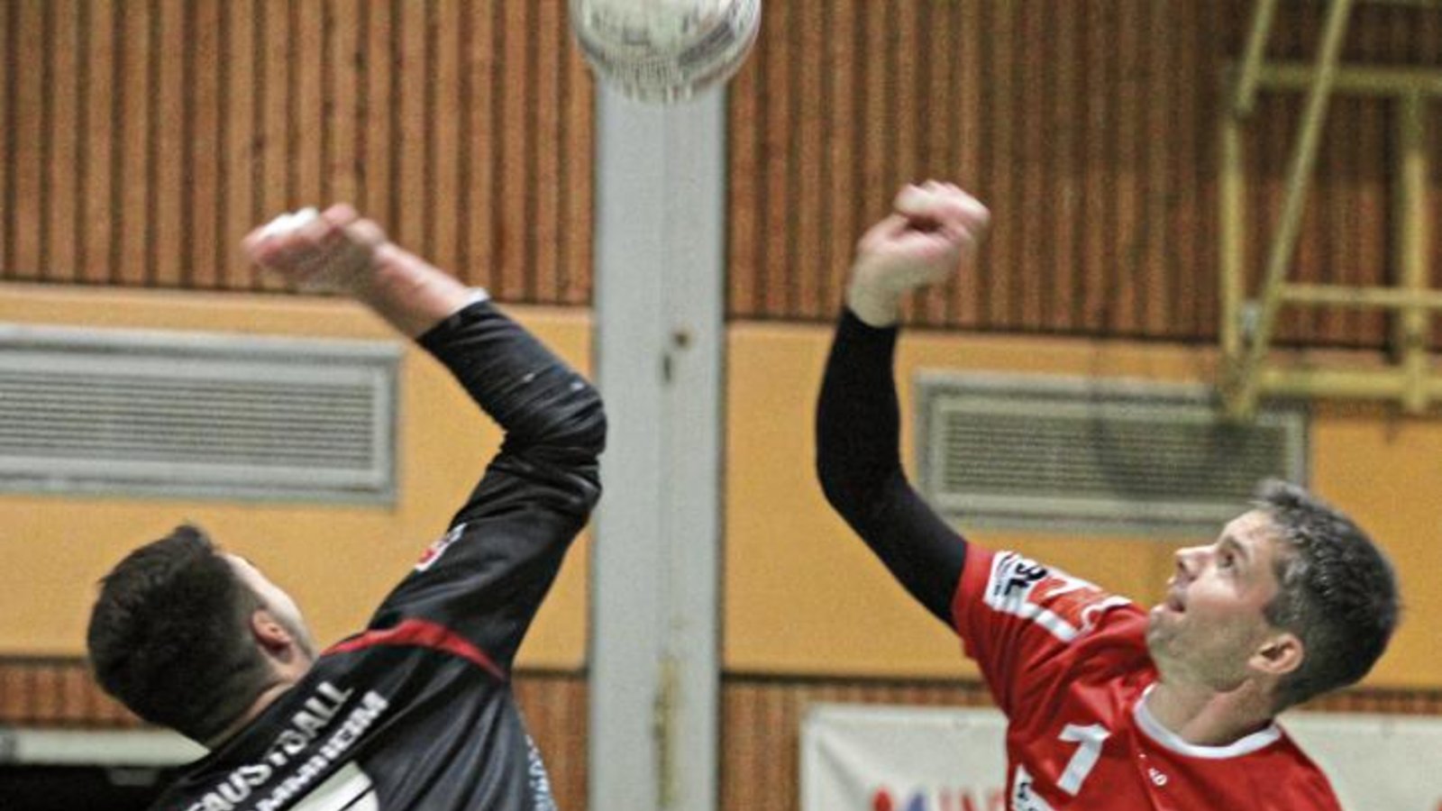 TVV-Hauptangreifer Kolja Meyer (rechts) hat im Block gegen Maximilian Gayer nicht immer seine Größenvorteile ausspielen können. Foto: Nachreiner