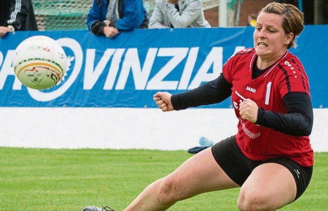 Corinne Meyer macht sich vergeblich lang. Zu oft versprangen den Vaihingerinnen die Bälle in der Abwehr. Foto: DFBL/Schönwandt