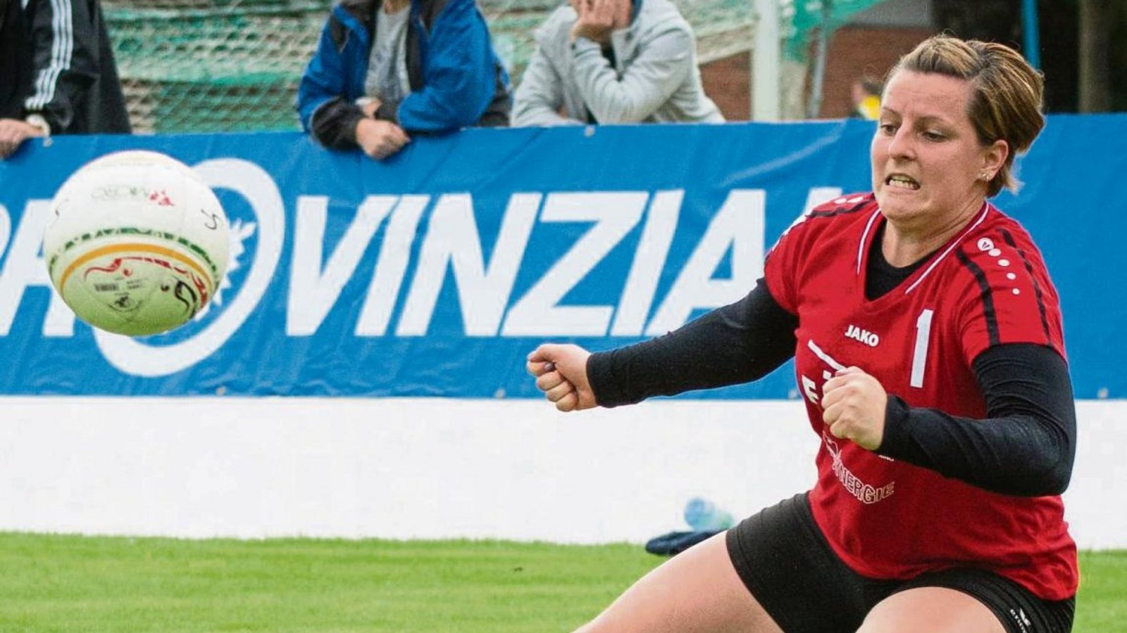 Corinne Meyer macht sich vergeblich lang. Zu oft versprangen den Vaihingerinnen die Bälle in der Abwehr. Foto: DFBL/Schönwandt