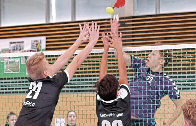 Tim Voit und Yusein Vasilev (von links) strecken sich im Doppelblock gegen Kamen.  Foto: privat