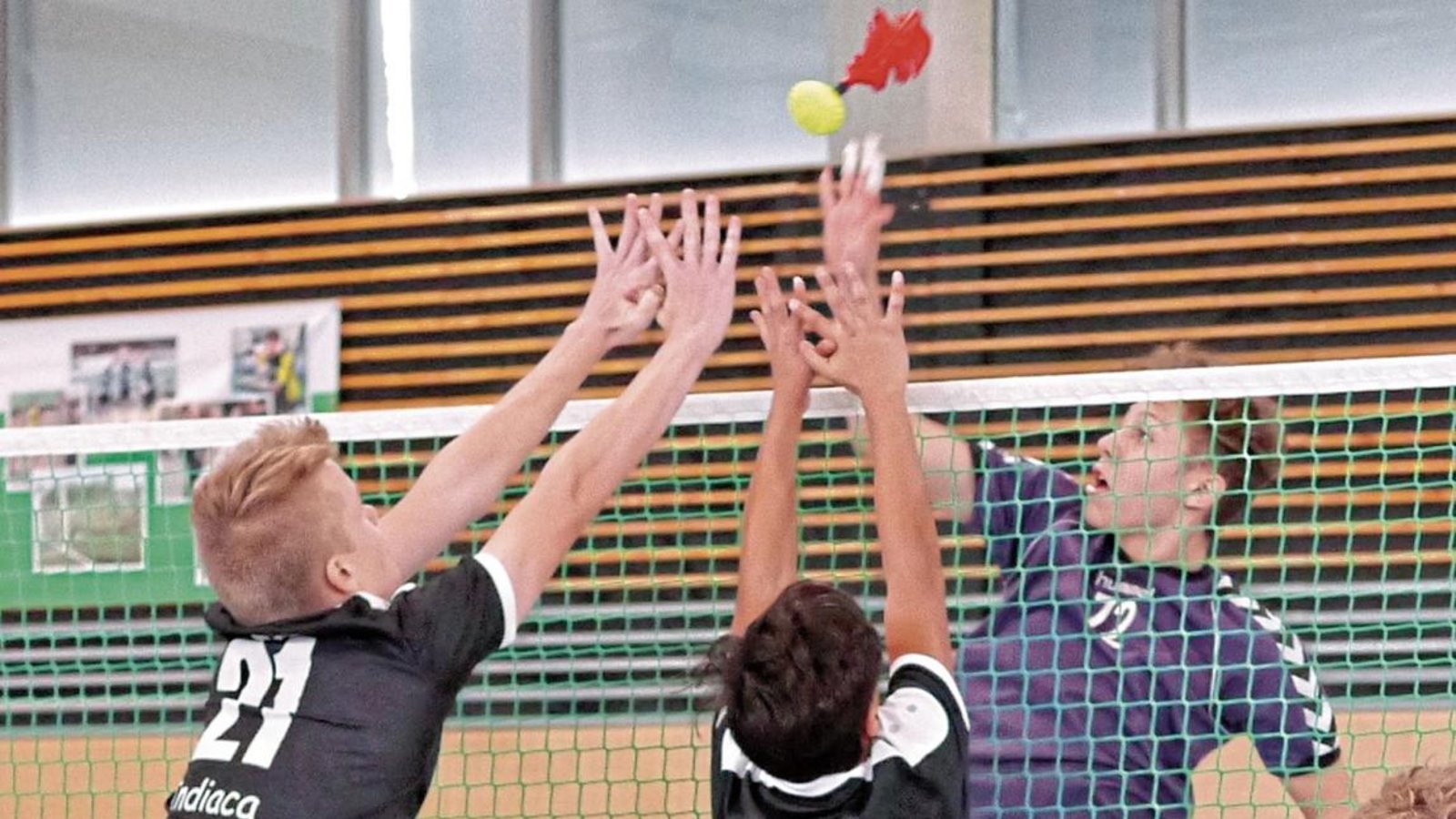 Tim Voit und Yusein Vasilev (von links) strecken sich im Doppelblock gegen Kamen. Foto: privat Tim Voit und Yusein Vasilev (von links) strecken sich im Doppelblock gegen Kamen. Foto: privat
