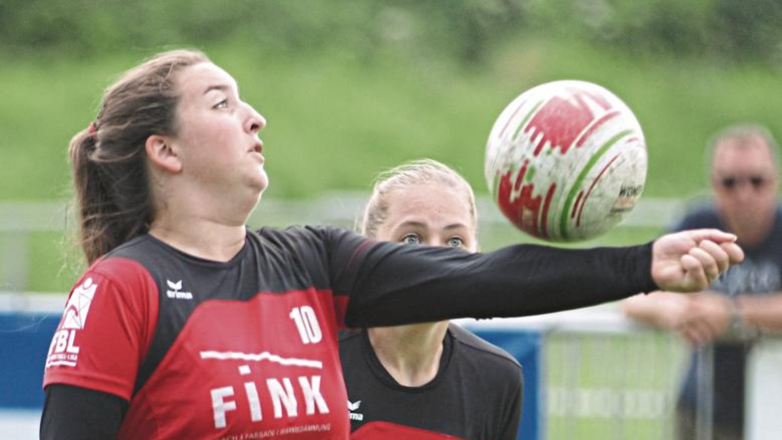 Lisa Knodel (vorne) ist hauptsächlich dafür verantwortlich, dass Schlagfrau Riccarda Stübbe den Ball sauber auf die Leine gelegt bekommt. Foto: Nachreiner
