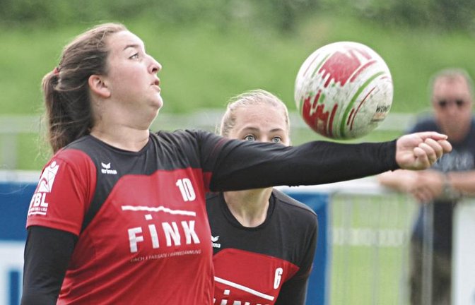 Lisa Knodel (vorne) ist hauptsächlich dafür verantwortlich, dass Schlagfrau Riccarda Stübbe den Ball sauber auf die Leine gelegt bekommt. Foto: Nachreiner