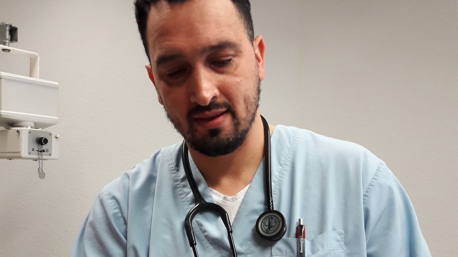 Tierarzt Halim Khelladi untersucht das Rotkehlchen aus Aurich. Fotos: Rücker, Gaißert, p Tierarzt Halim Khelladi untersucht das Rotkehlchen aus Aurich. Fotos: Rücker, Gaißert, p