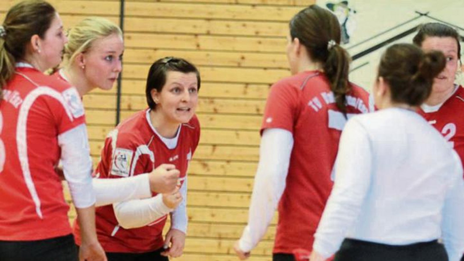 Natalie Lochmahr und Corinne Meyer (Zweite und Dritte von links) stimmen ihre Mannschaftskameradinnen Marie-Therese Rothmaier, Maximiliane Frölich und Eva Grözinger (von rechts) sowie Stefanie Späthe (links) auf das Gipfeltreffen gegen Dennach ein. Foto: Nachreiner