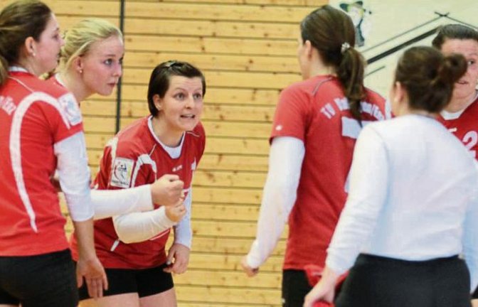 Natalie Lochmahr und Corinne Meyer (Zweite und Dritte von links) stimmen ihre Mannschaftskameradinnen Marie-Therese Rothmaier, Maximiliane Frölich und Eva Grözinger (von rechts) sowie Stefanie Späthe (links) auf das Gipfeltreffen gegen Dennach ein. Foto: Nachreiner