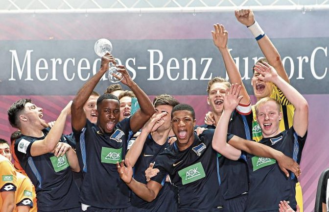 Die U 19 von Hertha BSC bejubelt im vergangenen Januar den Turniersieg. Foto: Baumann