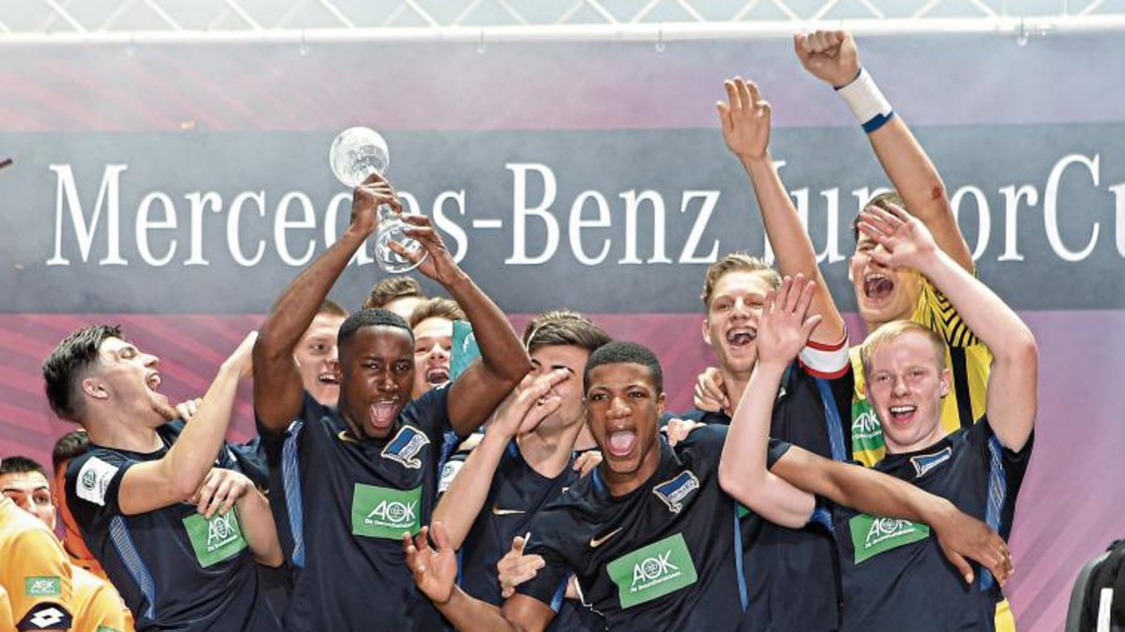 Die U 19 von Hertha BSC bejubelt im vergangenen Januar den Turniersieg. Foto: Baumann Die U 19 von Hertha BSC bejubelt im vergangenen Januar den Turniersieg. Foto: Baumann
