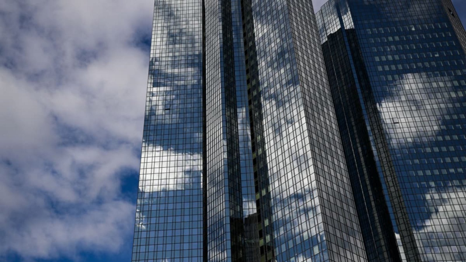 Ermittler durchsuchen Deutsche Bank in Frankfurt. (Archivbild)Arne Dedert/dpa