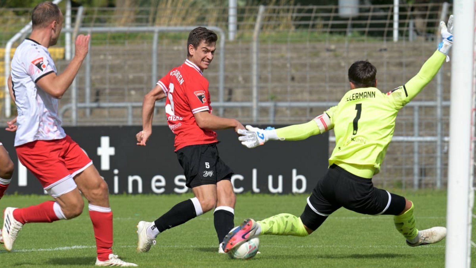 Yannick Toth (Mitte) vom SSV Reutlingen hat in dieser Saison bereits zweimal getroffen.Eibner/Jo Baur Yannick Toth (Mitte) vom SSV Reutlingen hat in dieser Saison bereits zweimal getroffen.Eibner/Jo Baur