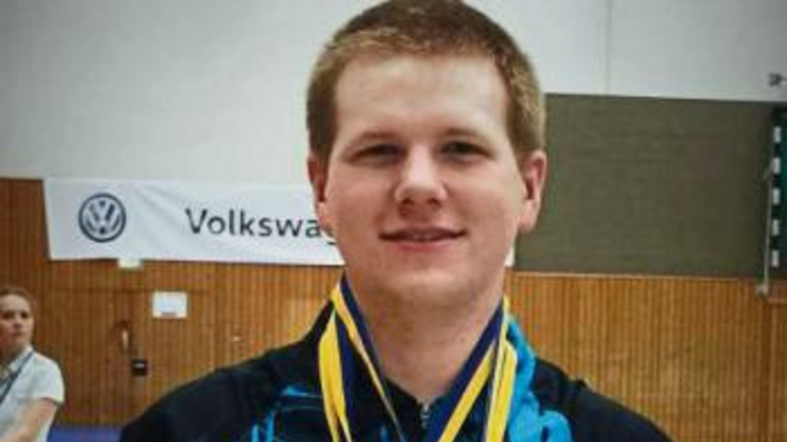Stolz präsentiert Matthias Kroll seine beiden Silber- und die Bronzemedaille. Foto: privat Stolz präsentiert Matthias Kroll seine beiden Silber- und die Bronzemedaille. Foto: privat