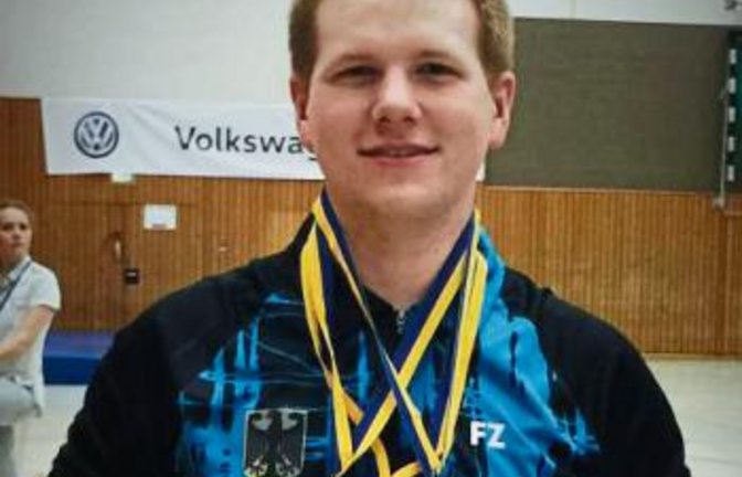 Stolz präsentiert Matthias Kroll seine beiden Silber- und die Bronzemedaille. Foto: privat