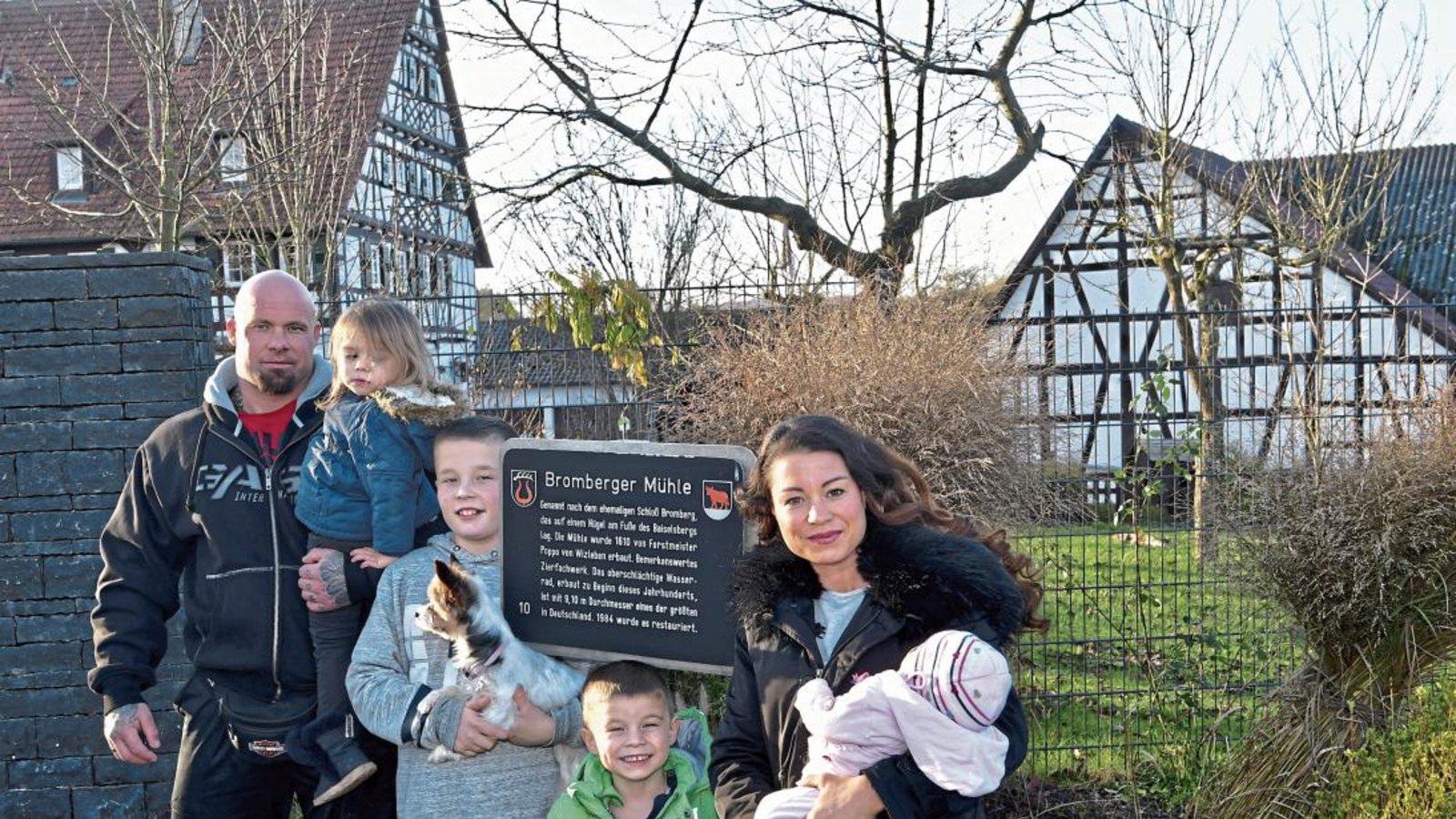 Auch wenn es rechtlich wohl keine Auswirkungen hat, hat die Familie Megnin damit begonnen, den Zaun zu begrünen. Von links: Papa Michael mit Mileyna, Giulien, Dejan und Mama Melanie mit Alea.  Foto: Kalb