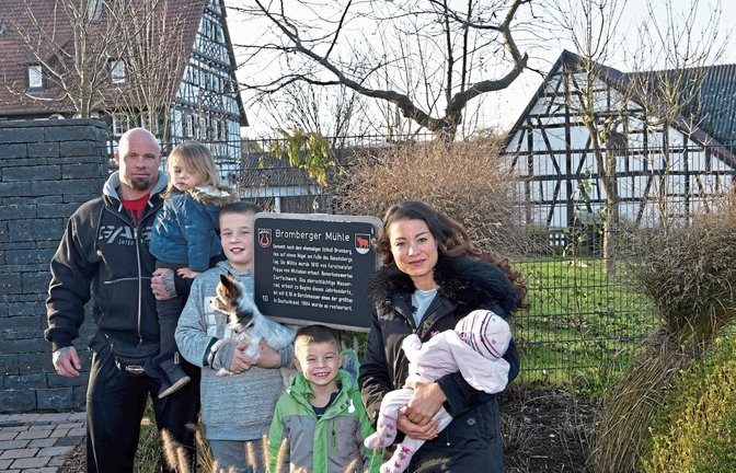 Auch wenn es rechtlich wohl keine Auswirkungen hat, hat die Familie Megnin damit begonnen, den Zaun zu begrünen. Von links: Papa Michael mit Mileyna, Giulien, Dejan und Mama Melanie mit Alea.  Foto: Kalb