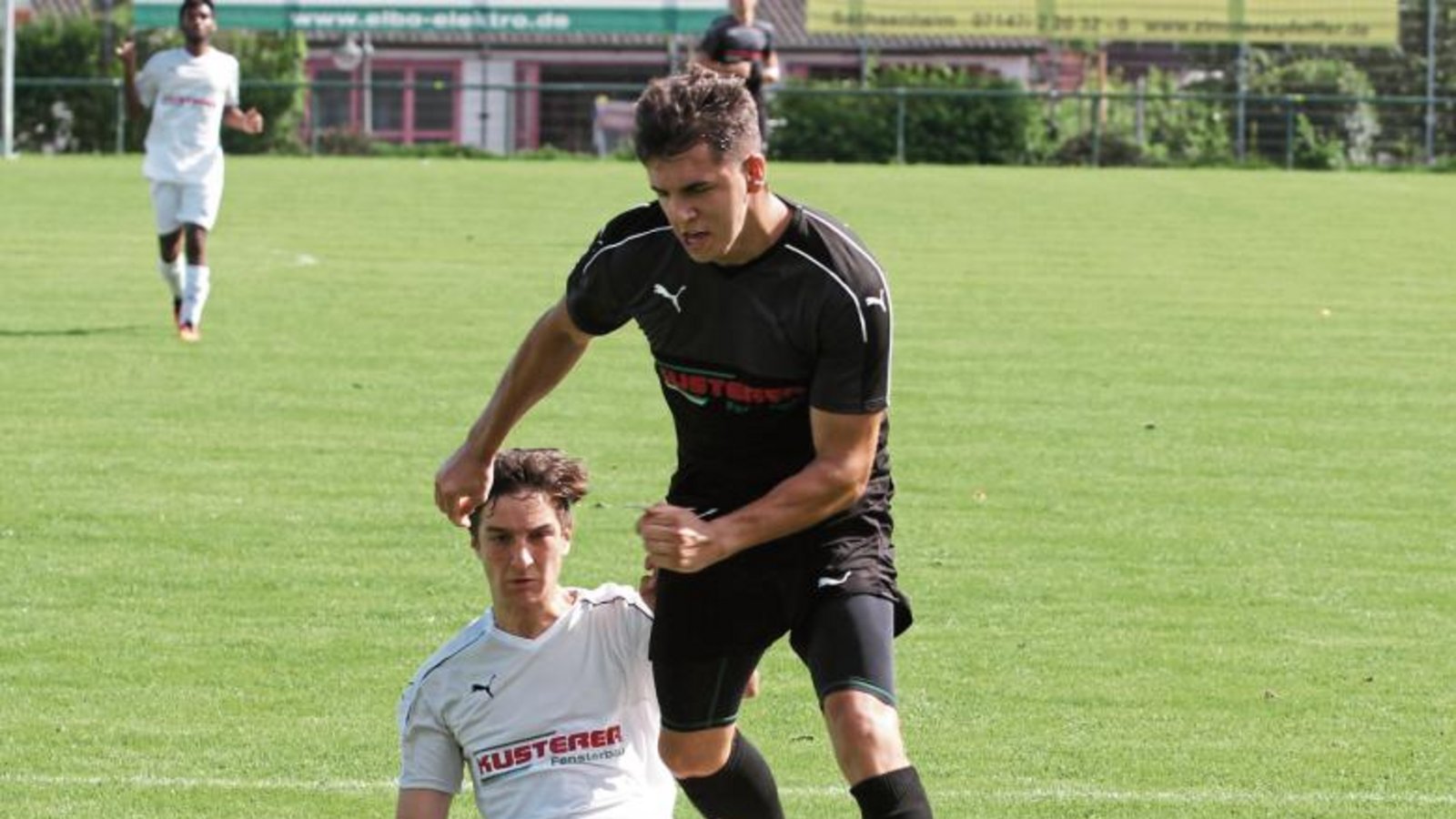 Beim Versuch, seinen Schuss zu blocken, trifft Daniele Scilingua (links) Marcel Göttfert im eigenen Strafraum am Knöchel. Foto: Nachreiner Beim Versuch, seinen Schuss zu blocken, trifft Daniele Scilingua (links) Marcel Göttfert im eigenen Strafraum am Knöchel. Foto: Nachreiner