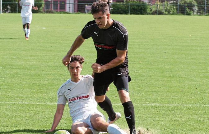 Beim Versuch, seinen Schuss zu blocken, trifft Daniele Scilingua (links) Marcel Göttfert im eigenen Strafraum am Knöchel. Foto: Nachreiner