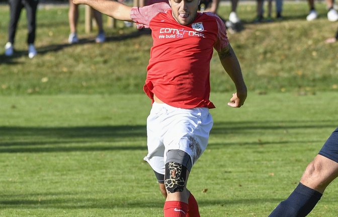 Spielertrainer Nikola Ristomanov trifft in Leonberg zum Ausgleich. <span class='image-autor'>Foto: Archiv/Leitner</span>
