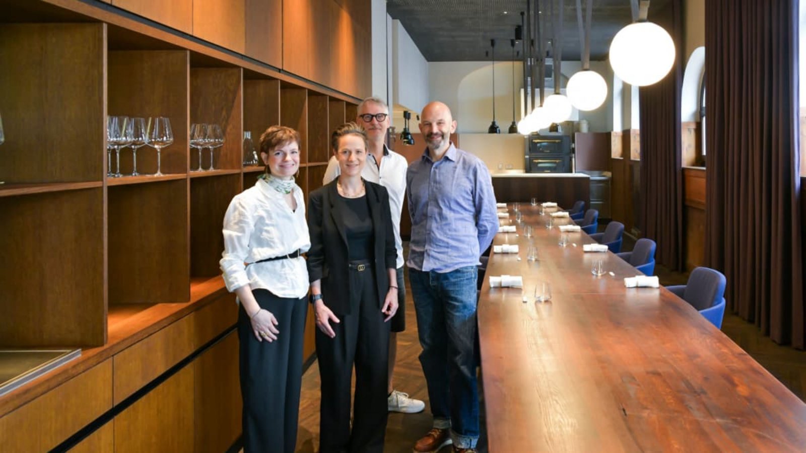 Eine&nbsp; lange Tafel für Sterneküche: Restaurantleiterin Paulina Gerckern, die Architektin Manuela Metz und Matthias Both von Blocher Partners sowie Restaurantinhaber Andre Bilsing (von links).Max Kovalenko
