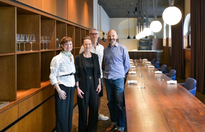 Eine&nbsp; lange Tafel für Sterneküche: Restaurantleiterin Paulina Gerckern, die Architektin Manuela Metz und Matthias Both von Blocher Partners sowie Restaurantinhaber Andre Bilsing (von links).<span class='image-autor'>Max Kovalenko</span>
