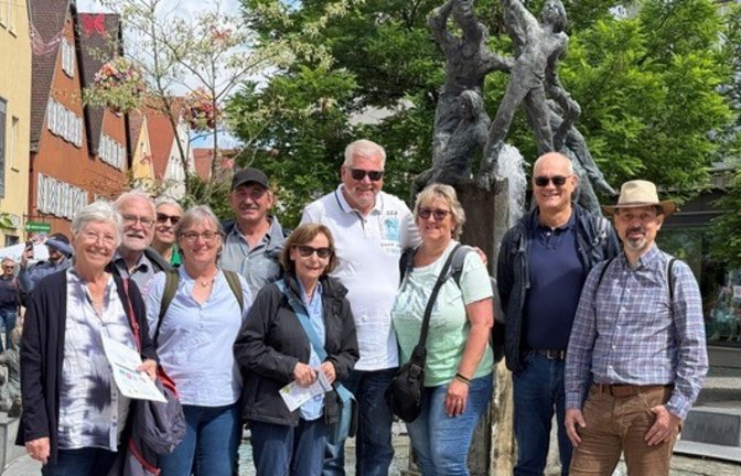 Die Reisegruppe der Liberalen vor dem Brunnen in der Ellwanger Stadtmitte.  <span class='image-autor'>Foto: p</span>