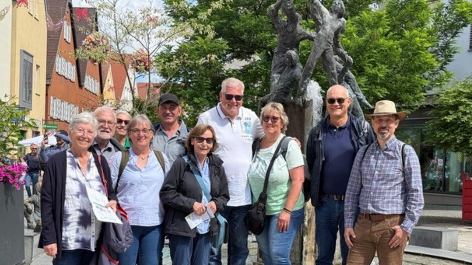 Die Reisegruppe der Liberalen vor dem Brunnen in der Ellwanger Stadtmitte.  Foto: p