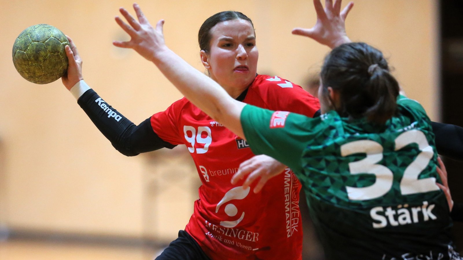 Eine kämpferisch einwandfreie Leistung liefert Sophie Eisenmenger (links) mit dem HC Metter-Enz. Zu einem Überraschungserfolg reicht es aber nicht.  Archivfoto: Küppers