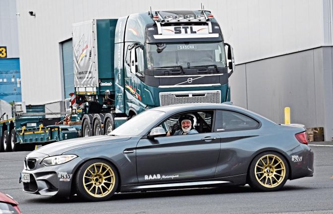 Als Test pilotiert Udo Roller beim Gleichmäßigkeitsslalom in Haiger den BMW M2 von Hans Raab aus Rothenburg ob der Tauber. Foto: privat