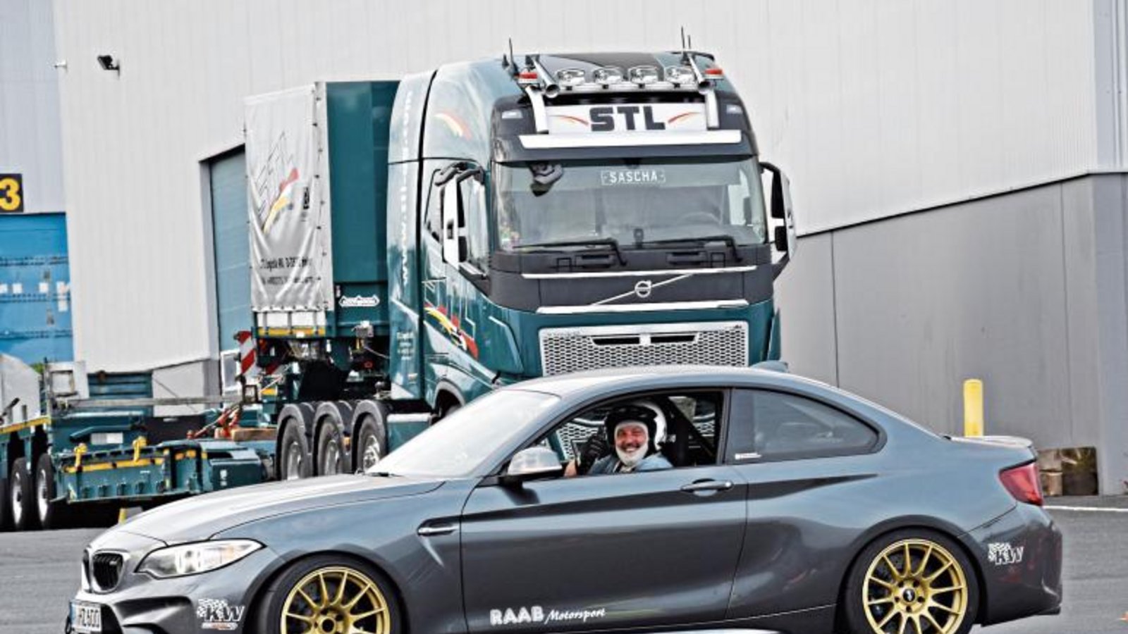 Als Test pilotiert Udo Roller beim Gleichmäßigkeitsslalom in Haiger den BMW M2 von Hans Raab aus Rothenburg ob der Tauber. Foto: privat