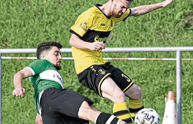 Tobias Urbani (rechts) wird vom Sternenfelser Yasin Kaan Oruc nur mit einem Foul gestoppt. Den Ensinger 4:0-Sieg hat das nicht verhindert. Foto: Leitner