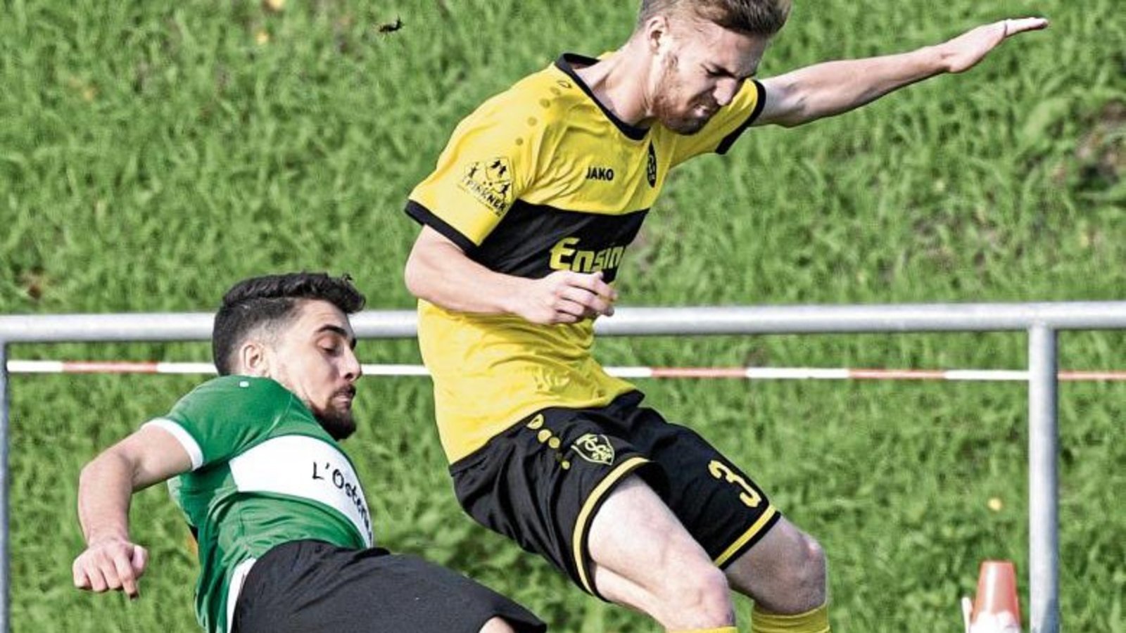 Tobias Urbani (rechts) wird vom Sternenfelser Yasin Kaan Oruc nur mit einem Foul gestoppt. Den Ensinger 4:0-Sieg hat das nicht verhindert. Foto: Leitner Tobias Urbani (rechts) wird vom Sternenfelser Yasin Kaan Oruc nur mit einem Foul gestoppt. Den Ensinger 4:0-Sieg hat das nicht verhindert. Foto: Leitner