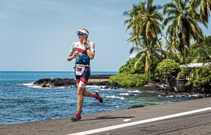 Ein Triathlon am Meer entlang unter Palmen: Das bietet nur der Ironman Hawaii. Foto: ddp