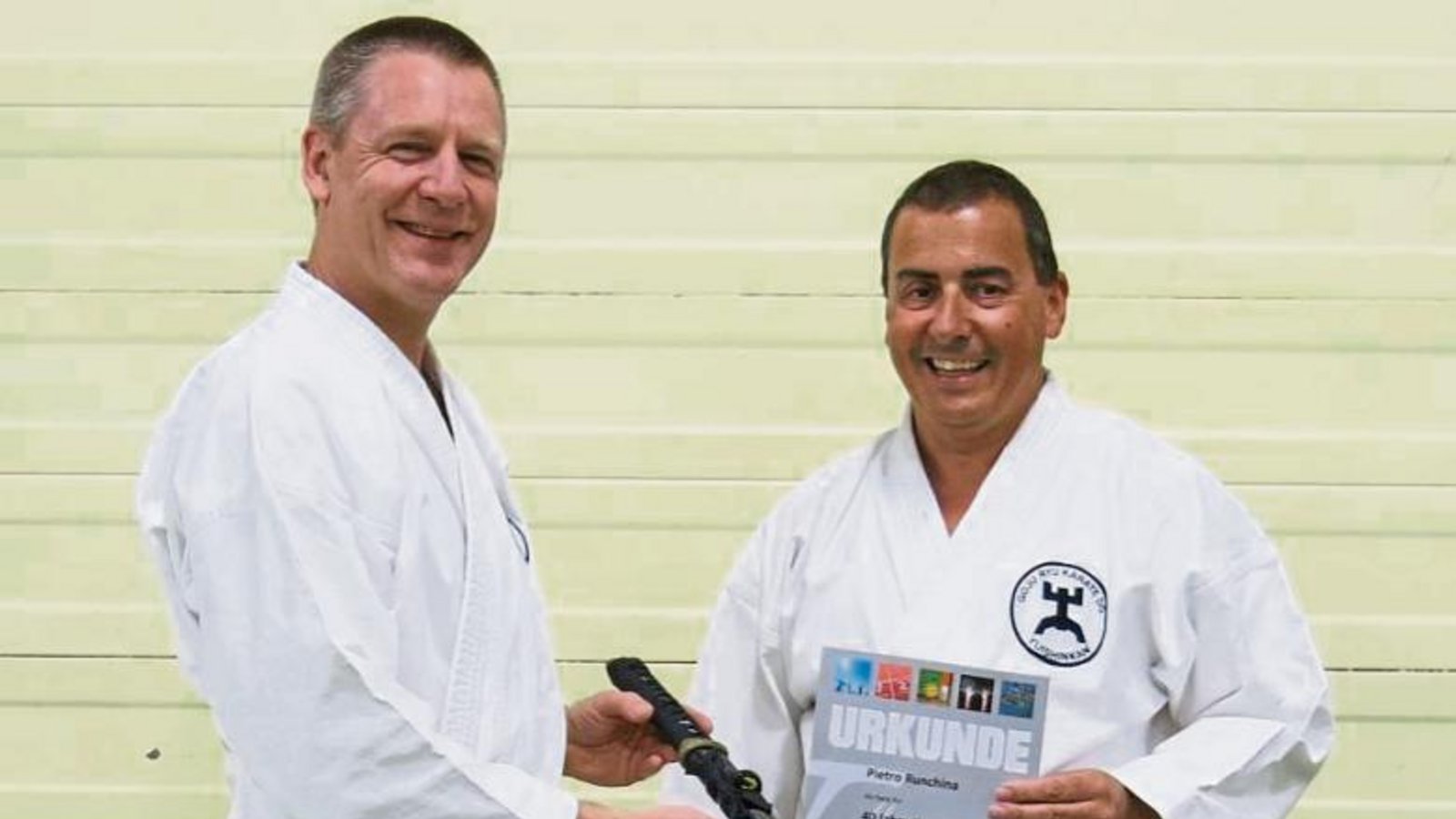 Als Dankeschön und Anerkennung überreicht Fachübungsleiter Uwe Pfeiffer Pietro Runchina (links) eine Urkunde und ein Schwert. Foto: privat Als Dankeschön und Anerkennung überreicht Fachübungsleiter Uwe Pfeiffer Pietro Runchina (links) eine Urkunde und ein Schwert. Foto: privat
