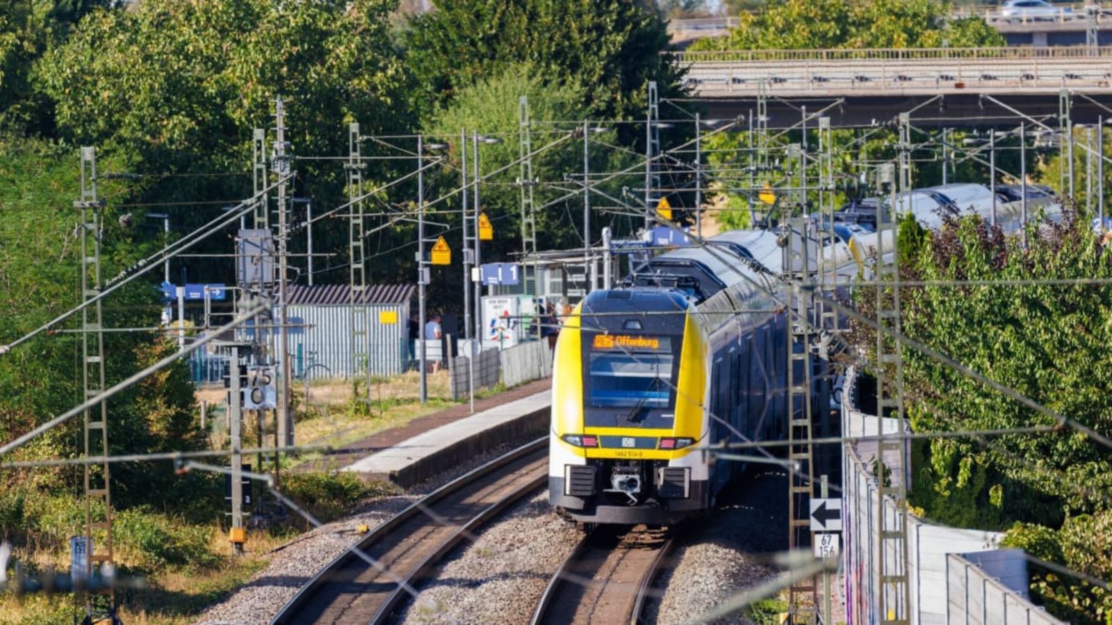 Ein Ersatzverkehr ist eingerichtet. (Archivbild)Philipp von Ditfurth/dpa