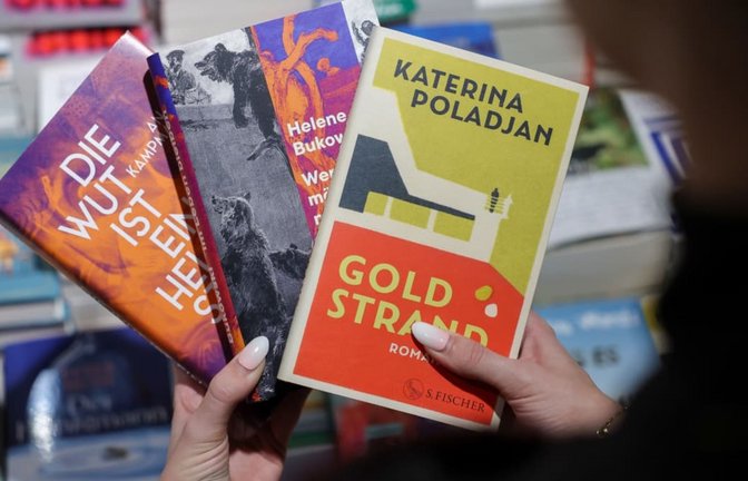 Helene Bukowski ist mit „Wer möchte nicht im Leben bleiben“ (Mitte) bereits für den Buchpreis der Leipziger Buchmesse nominiert gewesen. Auf der Longlist des Deutschen Preises finden sich aber ansonsten andere Autorinnen und Autoren.<span class='image-autor'>Jan Woitas/dpa</span>